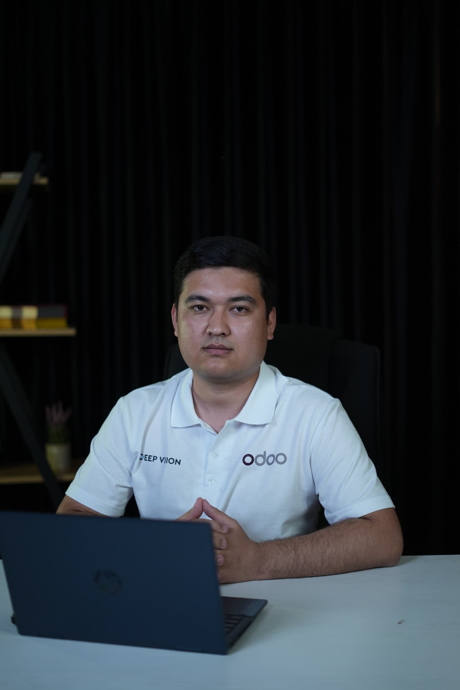 Deep Vision Odoo konsultanti noutbuk oldida ishlamoqda